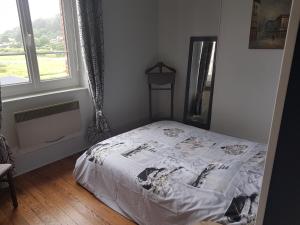 una camera da letto con un letto in una stanza con una finestra di vue sur Mer " VILLA DES MOUETTES " les pieds dans l eau a Veulettes-sur-Mer