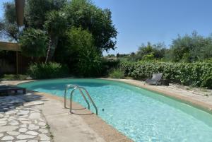 una piccola piscina con una scala di metallo in un cortile di Castel Enchanté a Nizza