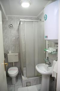 Koupelna v ubytování Garni Hotel PBG + 28 fotografií