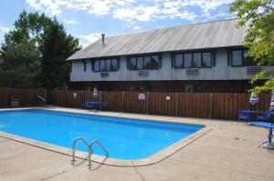 Bazén v ubytování Drummond Island Resort nebo v jeho okolí