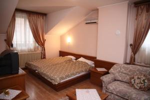 Rúm í herbergi á Garni Hotel PBG