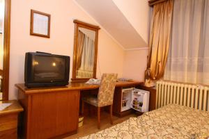 Sjónvarps- og/eða afþreyingartæki á Garni Hotel PBG