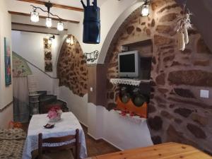 a room with a table and a stone wall at Los Angeles del Romero in Gátova