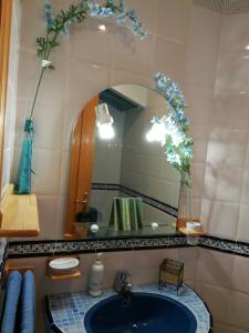 a bathroom with a blue sink and a mirror at Los Angeles del Romero in Gátova