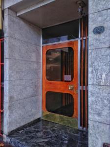 una entrada a un edificio con puerta de madera en Peatonal en Mendoza