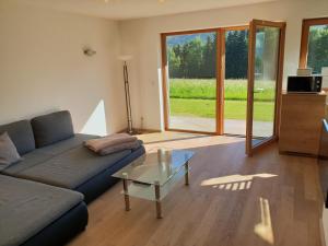 sala de estar con sofá y mesa de cristal en Appartement De Martin, en Aurach bei Kitzbuhel