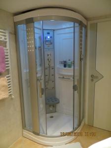 A bathroom at Gästehaus am Berg