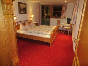 A bed or beds in a room at Gästehaus am Berg
