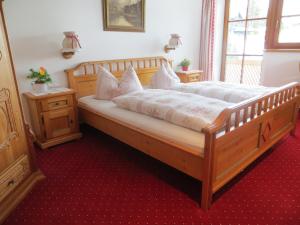 A bed or beds in a room at Gästehaus am Berg