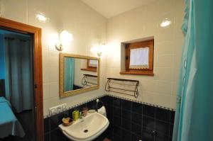 Bathroom sa Hotel Rural Aguallevada