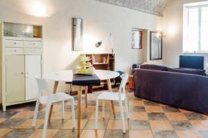 sala de estar con mesa y sofá en PALAZZO CORDERO APARTMENT en Parma