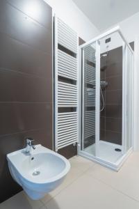 y baño con lavabo y ducha. en Oleeva Apartment, en Riva del Garda