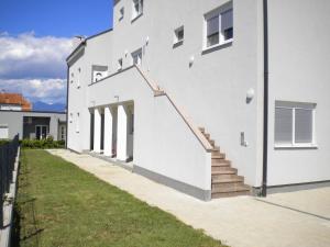 Biały budynek ze schodami na boku w obiekcie Apartments Venerea w Nin