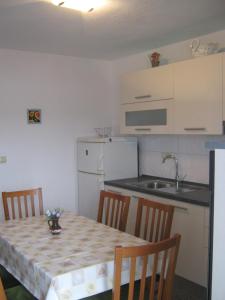 Kuchyňa alebo kuchynka v ubytovaní Apartmani Jole