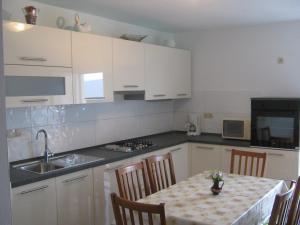 Kuchyňa alebo kuchynka v ubytovaní Apartmani Jole