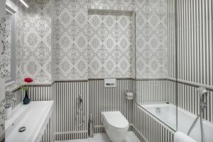 łazienka z wanną, toaletą i umywalką w obiekcie Mikulášská 6 - Old Town Square View Residence w Pradze