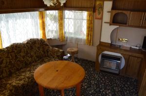 斯文托伊Jūros g. 41, Delta的客厅里有一张沙发和一张桌子。