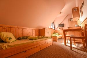 Giường trong phòng chung tại Liberecká Bouda +106 ảnh