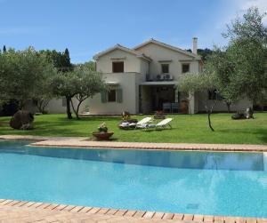 The swimming pool at or close to Olive Áno Korakiána