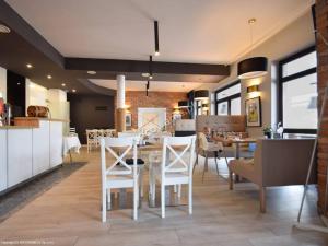 a kitchen and dining room with a table and chairs at Villa Nautica in Mrzeżyno