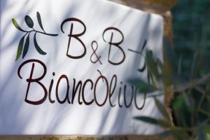 una señal que dice bonsái en una toalla blanca en Biancolivo Gallipoli in Salento, en Gallipoli