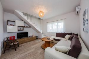 ŽrnovnicaにあるHoliday Home Cherry Treeのソファとテーブルのあるリビングルーム