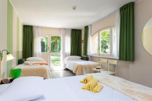 מיטה או מיטות בחדר ב-West Garda Hotel