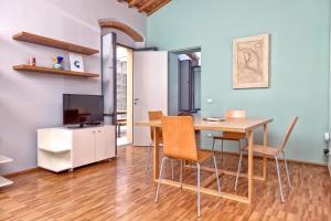 a dining room with a table and chairs at Casale del Mare in Castiglioncello