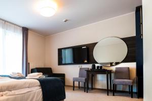 a hotel room with a bed and a mirror at Villa Sosnowe Wzgórze in Jastrzębia Góra