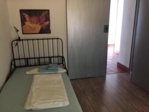 ein kleines Schlafzimmer mit einem Bett in einem Zimmer in der Unterkunft Mansarda Caslano in Caslano