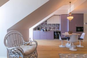 Almaria - Da Corte Apartments | Chiado في لشبونة: غرفة معيشة مع طاولة وكراسي