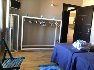 Pokój z łóżkiem i szafą z wieszakami w obiekcie Original b&b w mieście Porto Torres