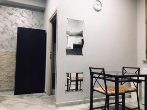 una sala da pranzo con 2 sedie e un tavolo di Dei Gerolomini a Napoli