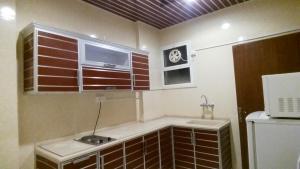 Kuchyň nebo kuchyňský kout v ubytování Fakhamat Al Orjoana & Suites + 37 fotografií