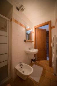 Afbeelding uit fotogalerij van Agriturismo La Cantina in Farigliano