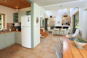 A kitchen or kitchenette at Olive Áno Korakiána