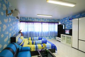 1 dormitorio con 1 cama y TV. en Deluxe at Popular Condo, en Bangkok