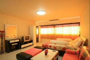 Habitación de hotel con cama y TV en Deluxe at Popular Condo, en Bangkok
