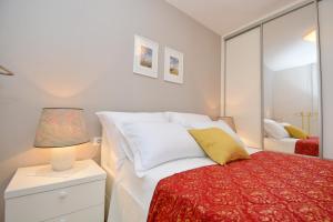 En eller flere senge i et værelse på Spacious Premium Apt Lipotica with Oldtown view - Have a memorable holiday