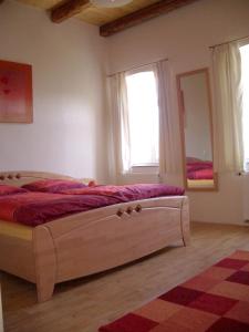 1 dormitorio con 1 cama en una habitación con ventana en Zur Windrose Ferienwohnung an der Windmühle Labbus, en Sulingen