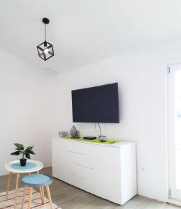 Fotografie z fotogalerie ubytování Apartment Svilan - terrace with sea view and nature v destinaci Zečevo