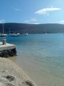 Blick auf einen Strand mit Booten im Wasser in der Unterkunft Apartment Sidro in Cres