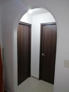 un pasillo con 2 puertas en una habitación en Apartamento Rodadero, en Santa Marta