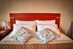 A bed or beds in a room at Arianna Studios 7