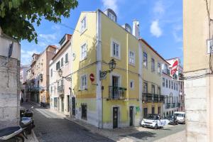 een geel gebouw aan de straatkant bij Tailor Made Flat in Central Bairro Alto in Lissabon