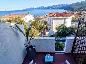 Cet appartement dispose d'un balcon avec vue sur l'eau. dans l'établissement B&B Cala Luna, à Cala Gonone
