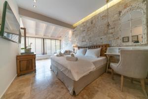 Posteľ alebo postele v izbe v ubytovaní Agorastos Suites