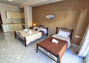A bed or beds in a room at Arianna Studios 7