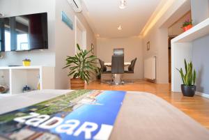 Televízia a/alebo spoločenská miestnosť v ubytovaní Spacious Premium Apt Lipotica with Oldtown view - Have a memorable holiday