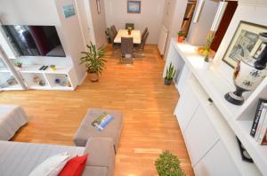 Televízia a/alebo spoločenská miestnosť v ubytovaní Spacious Premium Apt Lipotica with Oldtown view - Have a memorable holiday